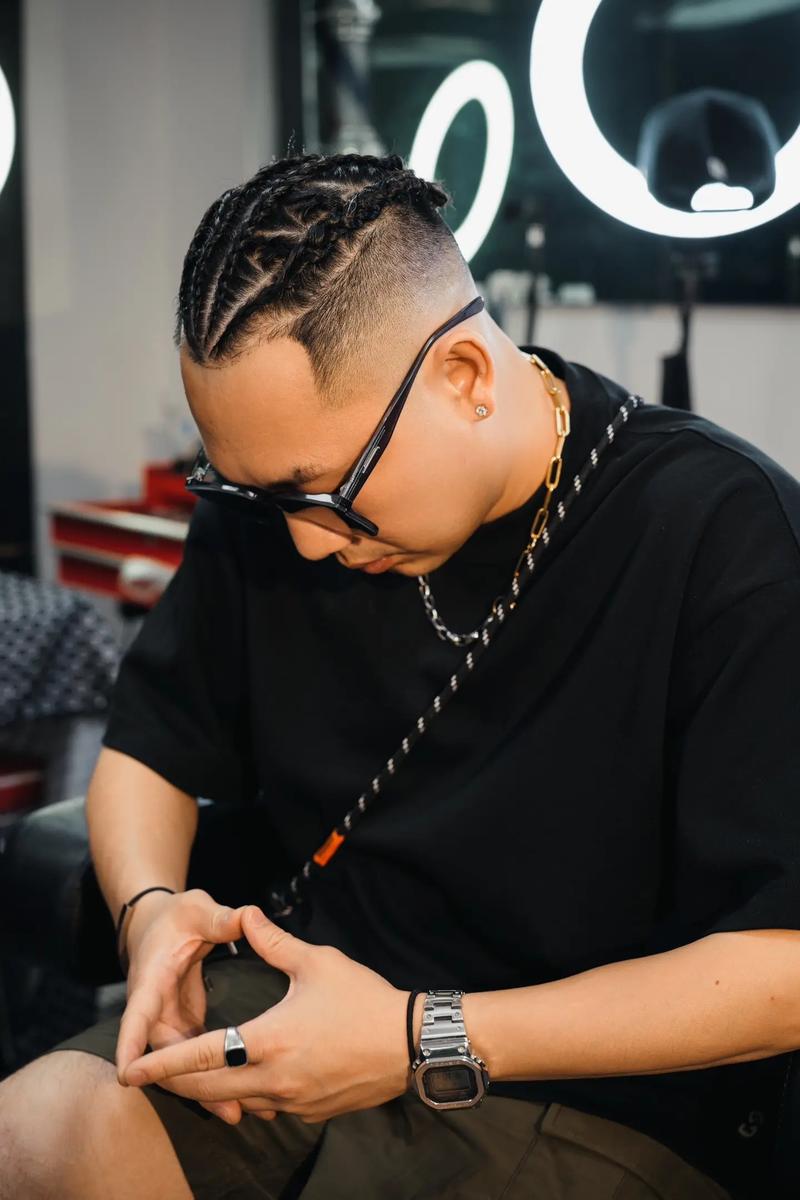 意甲保级大战：帕尔马客场击败比萨，恩佐拉红牌离场（意甲保级关键战：帕尔马客场力克比萨，恩佐拉染红被逐）